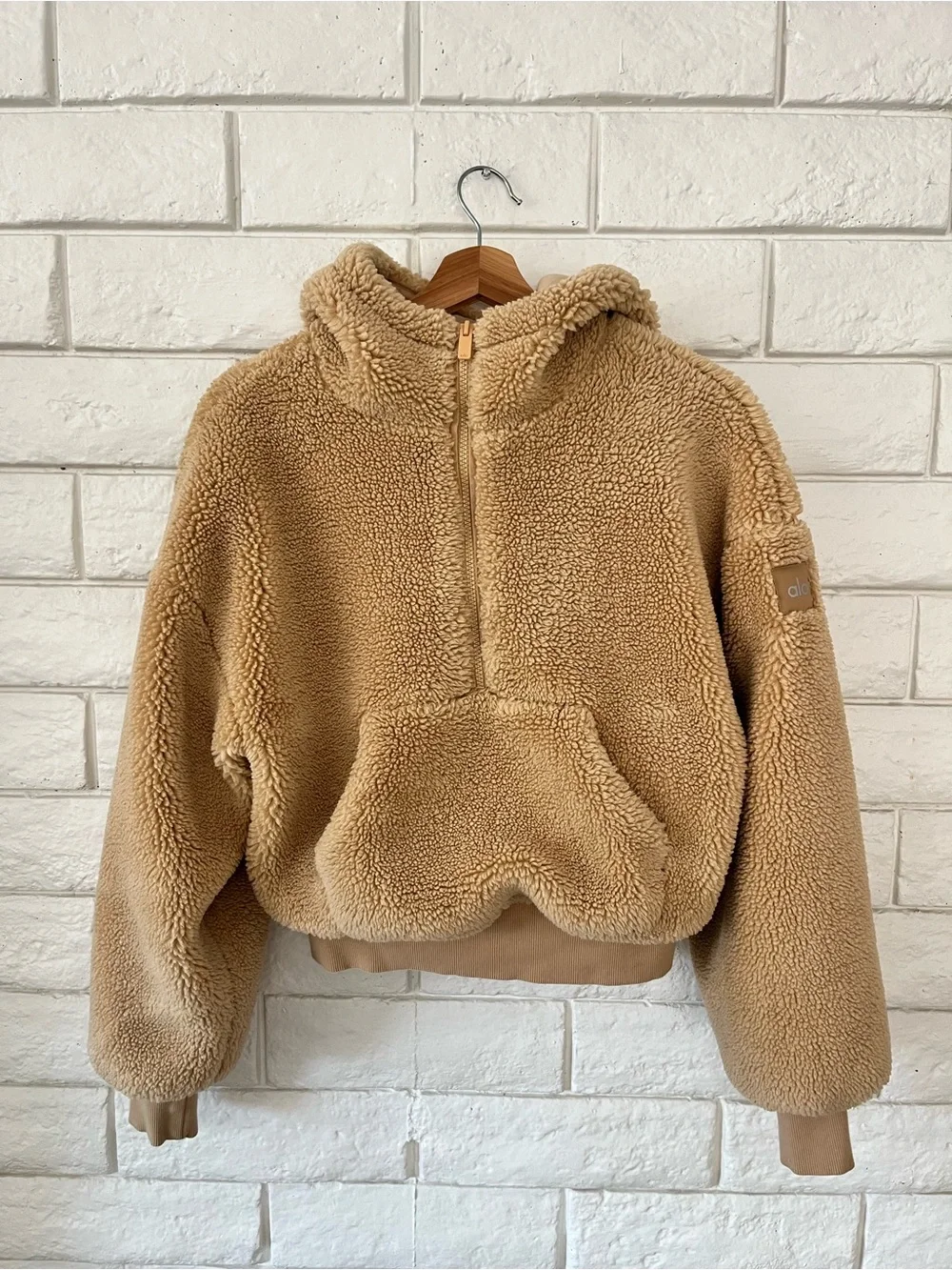 ALO Yoga Foxy Sherpa Jacket in Camel XSmall